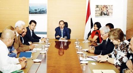 الأرحبي أثناء لقائه البعثة المشتركة للأمم المتحدة والبنك الدولي والمفوضية الأوروبية أمس